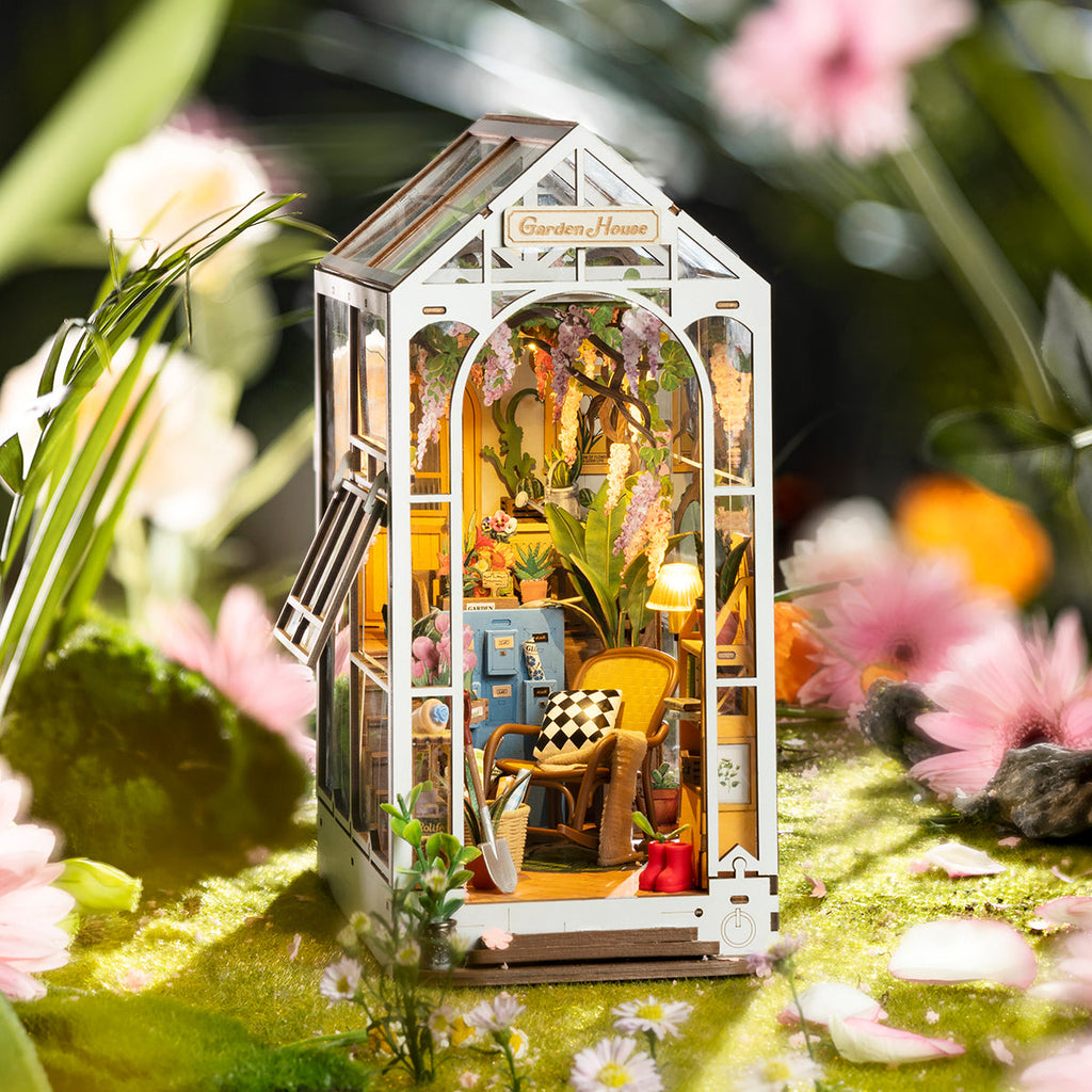 Rolife DIY Book Nook Kit - Holiday Garden House TGB06