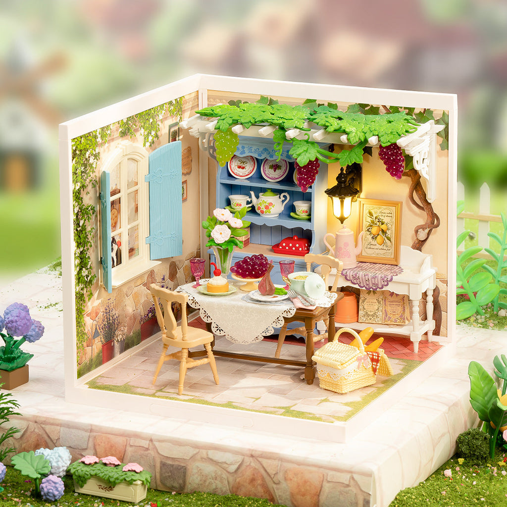 Rolife Midsummer Dream Yard Super Creator Miniature House DW025